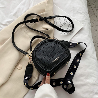 Korszerű női táska kerek formában, hosszú füllel