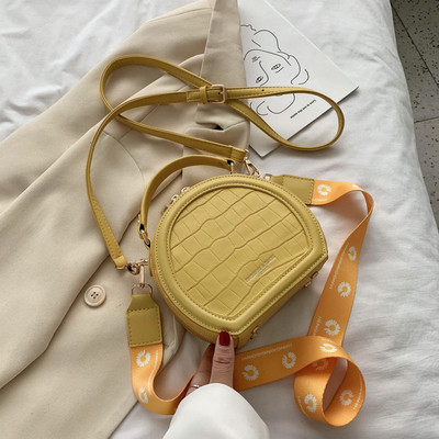 Korszerű női táska kerek formában, hosszú füllel