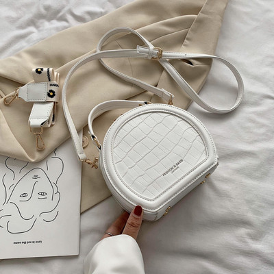 Korszerű női táska kerek formában, hosszú füllel