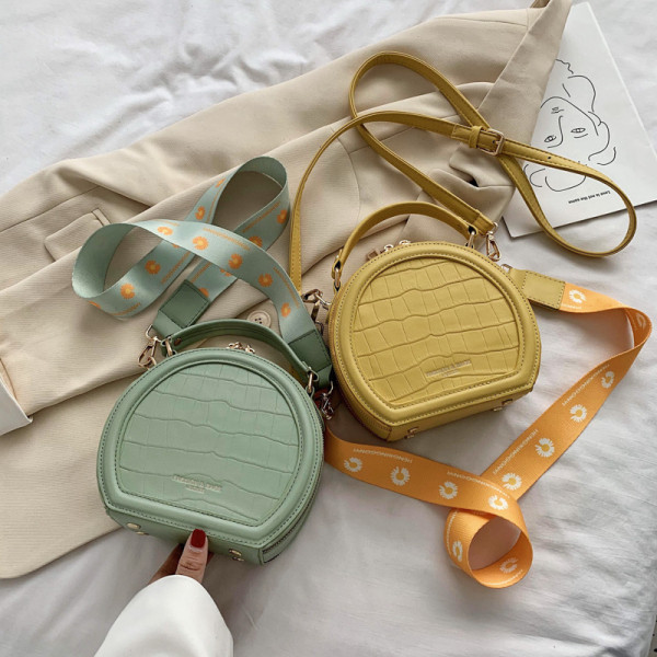 Geanta de dama de ultima generatie in forma rotunda si maner lung