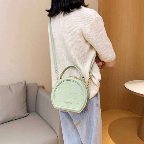 Geanta de dama de ultima generatie in forma rotunda si maner lung