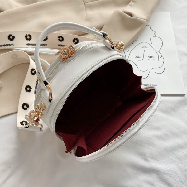 Geanta de dama de ultima generatie in forma rotunda si maner lung