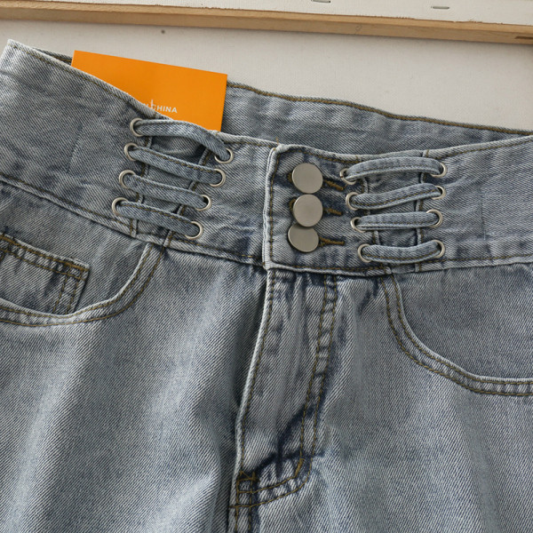 Rebenenud motiivide ja kõrge vöökohaga vabaaja naiste lühikesed teksad