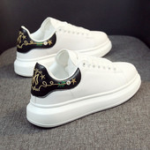 ÚJ Férfi aktuális tornacipő lapos talppal, színes hímzéssel