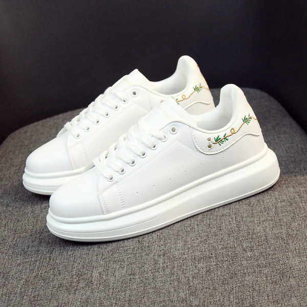 ÚJ Férfi aktuális tornacipő lapos talppal, színes hímzéssel