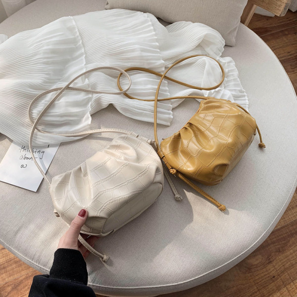 Geanta de dama eleganta cu maner si cravate