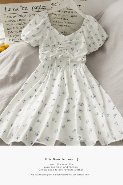 Kivágott női ruha spitz nyakkivágással és nyakkendővel