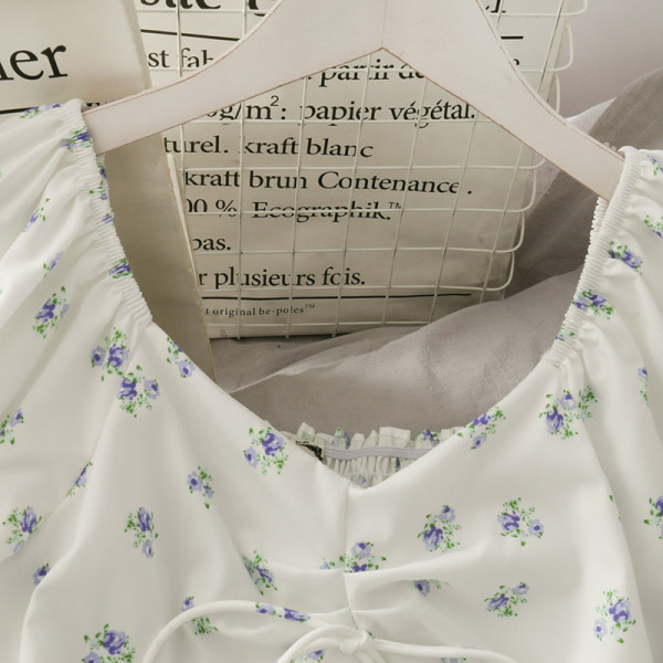 Kivágott női ruha spitz nyakkivágással és nyakkendővel