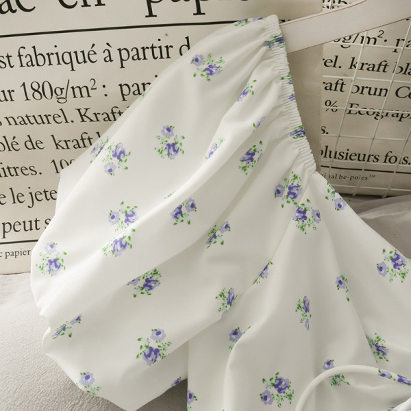 Kivágott női ruha spitz nyakkivágással és nyakkendővel