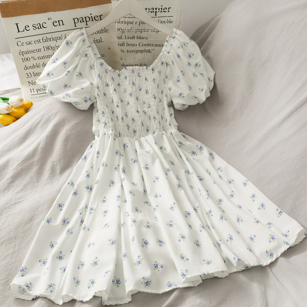 Kivágott női ruha spitz nyakkivágással és nyakkendővel