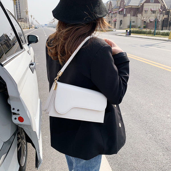 Moderna sieviešu plecu soma ar īsu rokturi