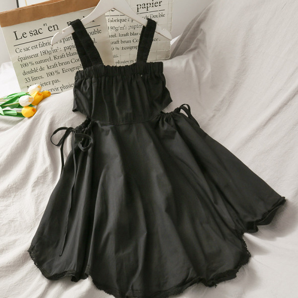 Női ruha kivágásokkal, nyakkendőkkel