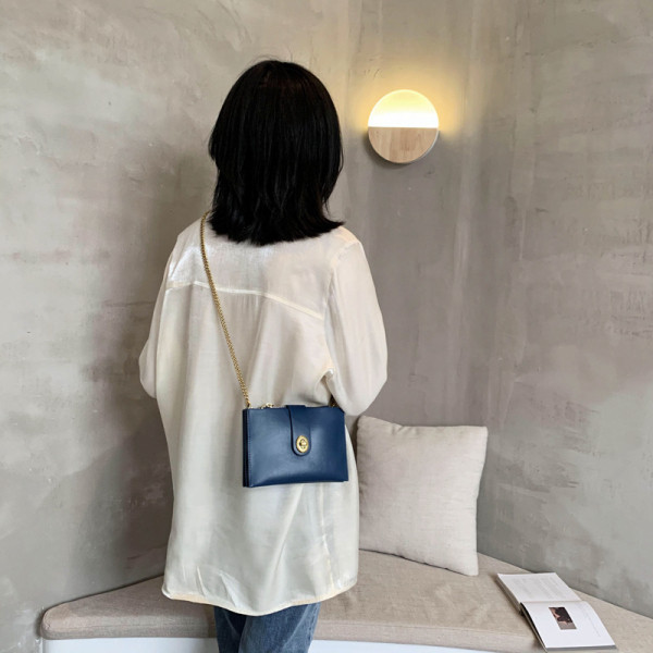 Geanta de dama mini moderna cu maner metalic