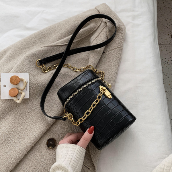 Geanta de dama eleganta cu fermoar si element metalic