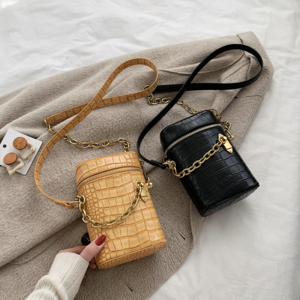 Geanta de dama eleganta cu fermoar si element metalic