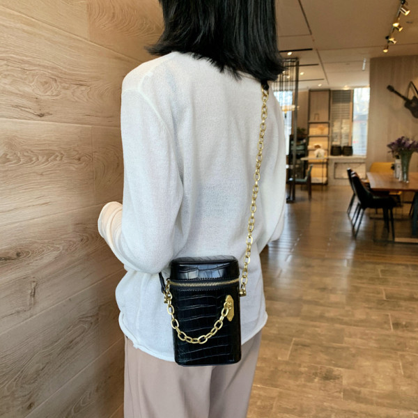 Geanta de dama eleganta cu fermoar si element metalic