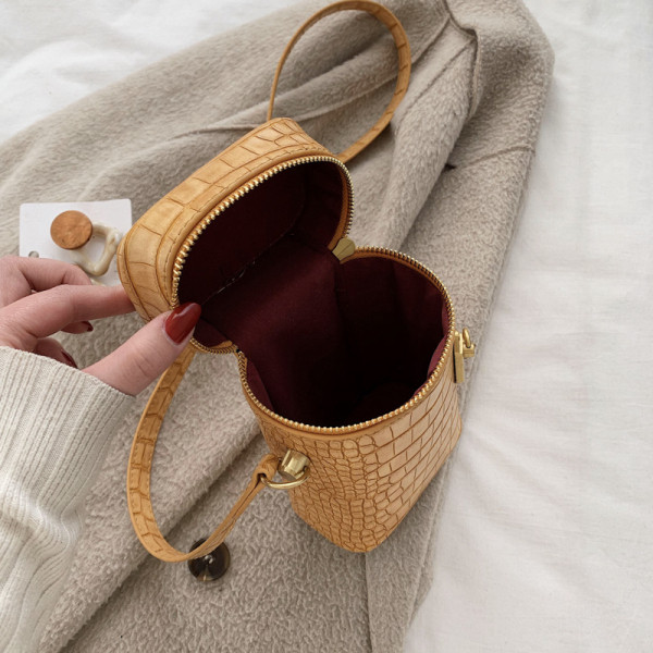 Geanta de dama eleganta cu fermoar si element metalic