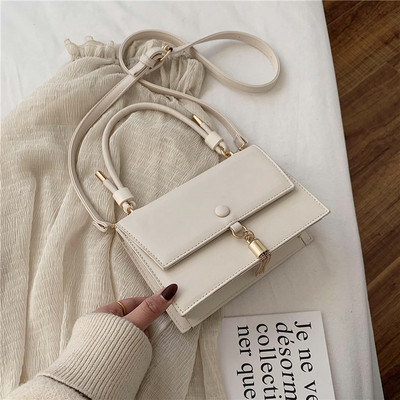 Eko bőrből készült korszerű női táska fém elemmel