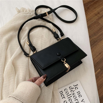 Eko bőrből készült korszerű női táska fém elemmel