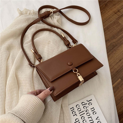 Eko bőrből készült korszerű női táska fém elemmel