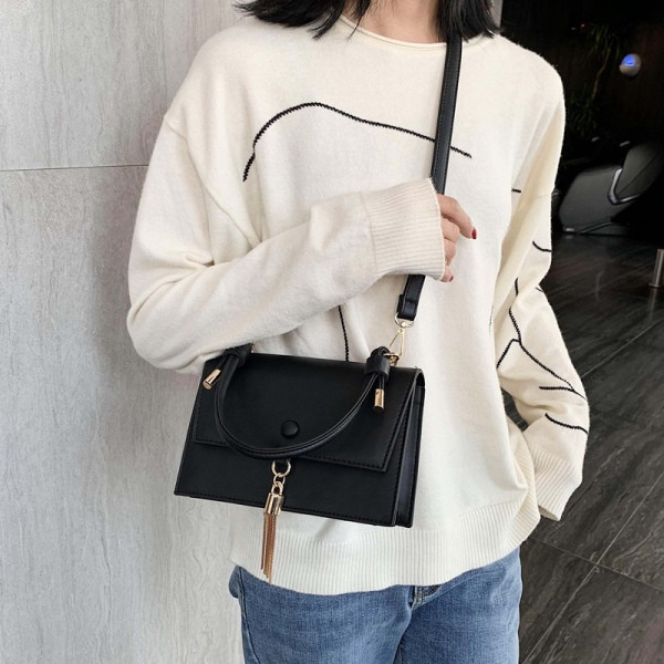 Geanta de dama de ultima generatie din piele ecologica cu element metalic