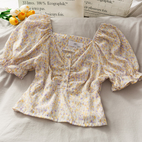 Lilleline naiste pluus spits kaelusega ja lühikeste varrukatega