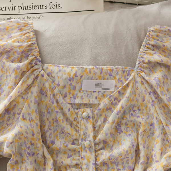 Lilleline naiste pluus spits kaelusega ja lühikeste varrukatega