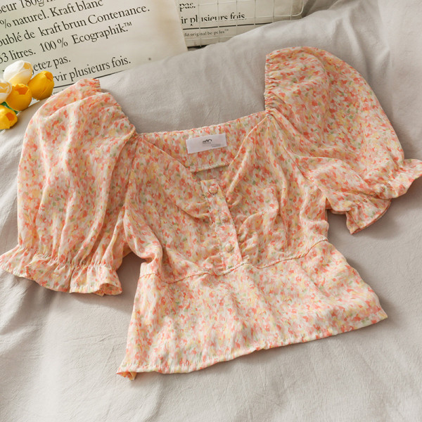 Lilleline naiste pluus spits kaelusega ja lühikeste varrukatega