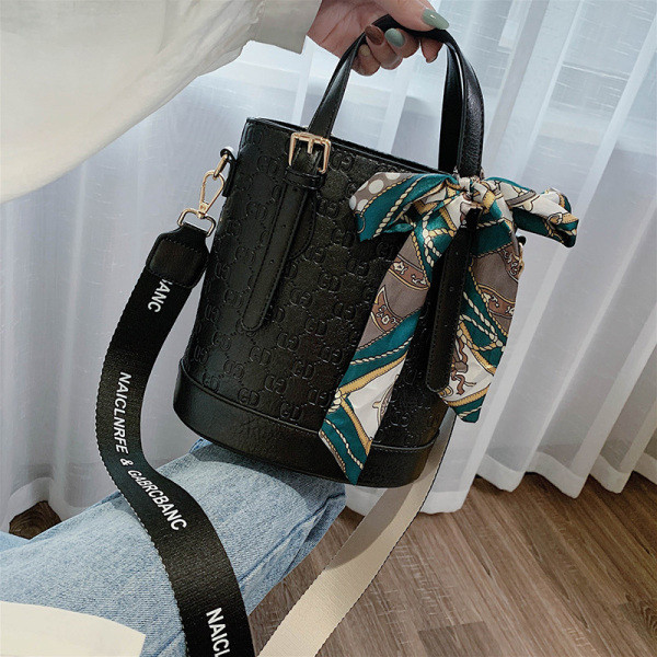 Geanta de dama eleganta din piele ecologica cu manere scurte si lungi