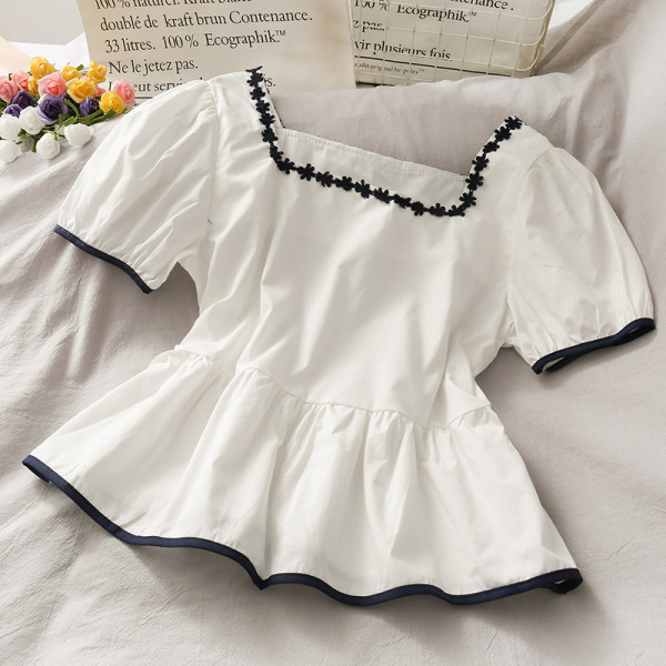 Kandilise dekoltee ja tikandiga naiste väljalõigatud pluus