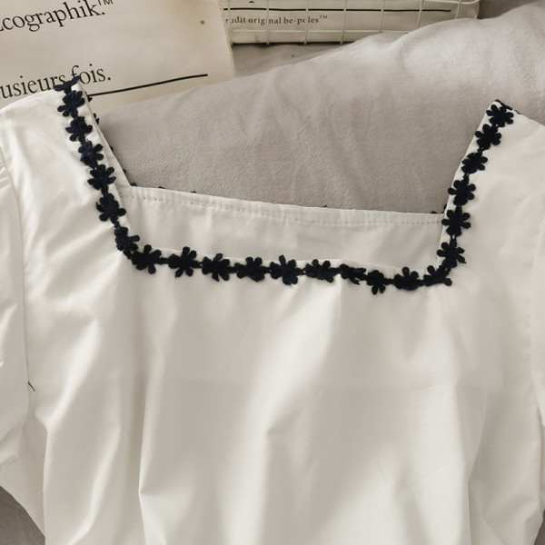 Kandilise dekoltee ja tikandiga naiste väljalõigatud pluus