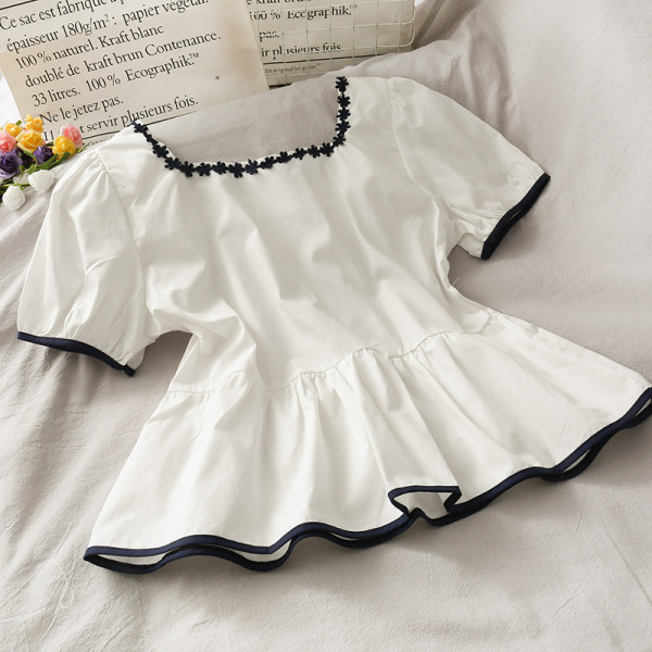 Kandilise dekoltee ja tikandiga naiste väljalõigatud pluus