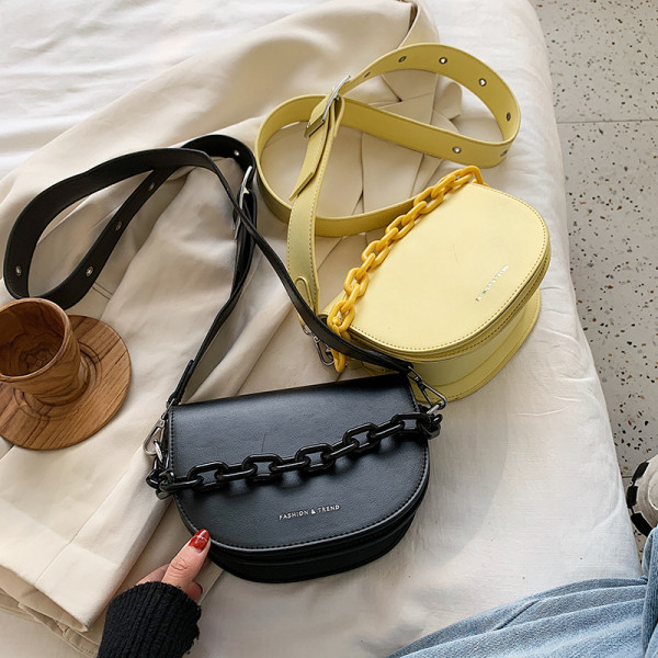 Geanta de dama eleganta din piele ecologica cu element metalic si maner lung