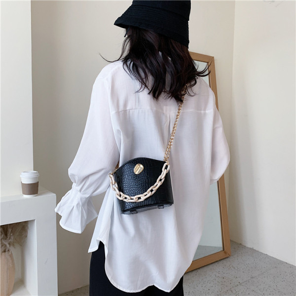 Stilīga mini sieviešu soma no eko ādas ar metāla elementu