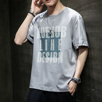 Tricou modern pentru bărbați cu aplicație și decolteu rotund