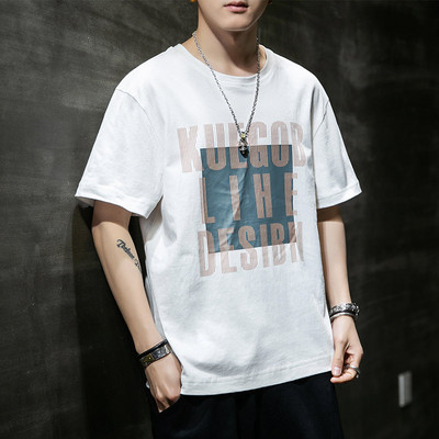 Tricou modern pentru bărbați cu aplicație și decolteu rotund