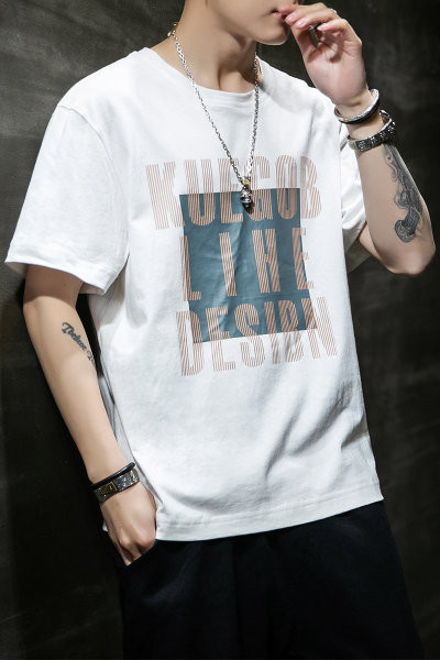 Tricou modern pentru bărbați cu aplicație și decolteu rotund