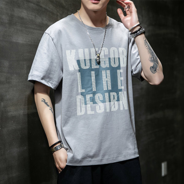 Tricou modern pentru bărbați cu aplicație și decolteu rotund