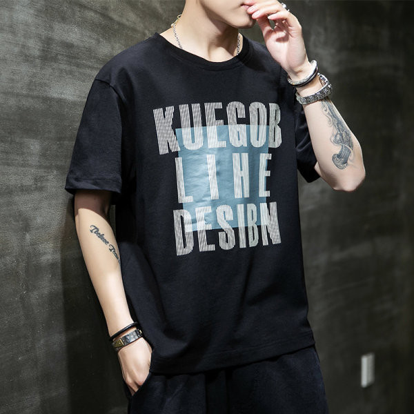 Tricou modern pentru bărbați cu aplicație și decolteu rotund