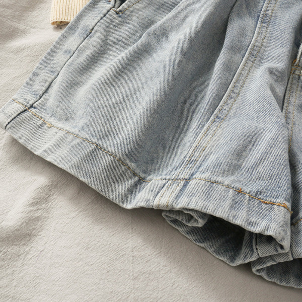 Naiste retrohõngulised kõrge vöökohaga lühikesed teksad