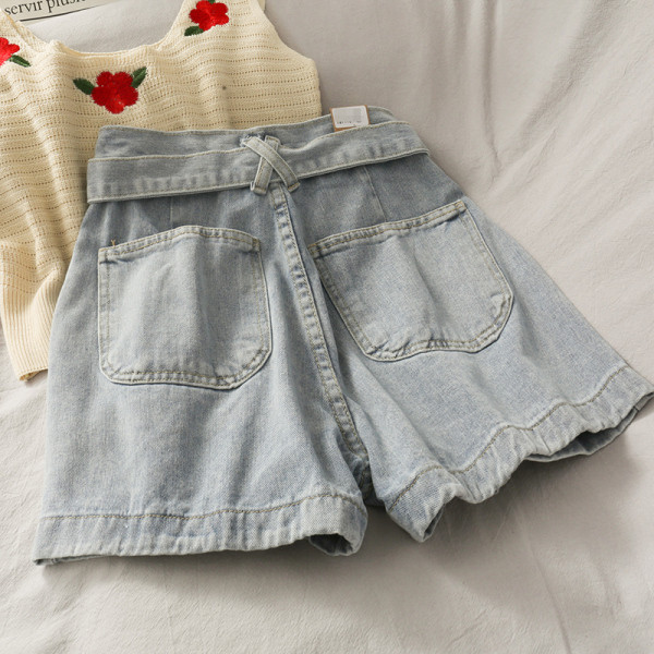 Naiste retrohõngulised kõrge vöökohaga lühikesed teksad