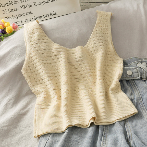 Top de damă tricotat cu broderie