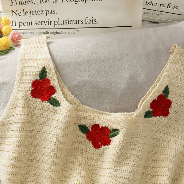 Top de damă tricotat cu broderie