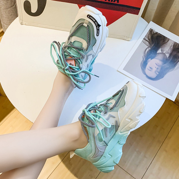 Model nou de adidași de damă cu talpă și șireturi colorate