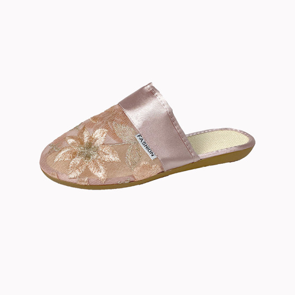 Sieviešu ikdienas čības ar plakanu zoli un izšuvumu