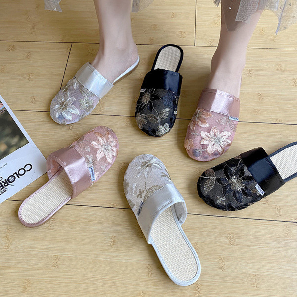 Sieviešu ikdienas čības ar plakanu zoli un izšuvumu