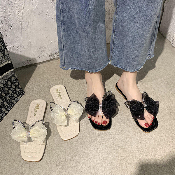 Jauns sieviešu čību modelis ar plakanu zoli un mežģīņu lenti