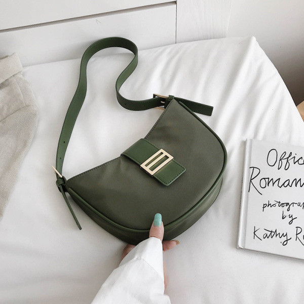 Geanta casual de dama model simplu cu catarama