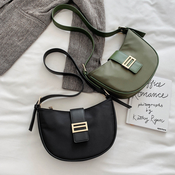 Geanta casual de dama model simplu cu catarama