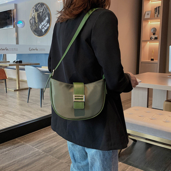 Geanta casual de dama model simplu cu catarama